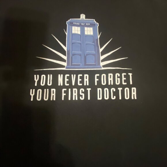 Doctor Who T-Shirt "You Never Forget Your First Doctor" ThinkGeek - Picture 2 of 5